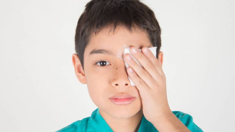 Alerta: Totens de álcool gel têm causado acidentes oculares em crianças