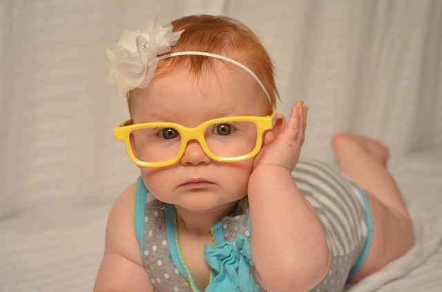 11 sinais de que a criança precisa de óculos