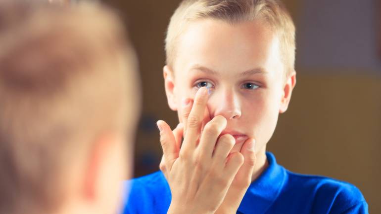 Crianças podem usar lentes de contato?