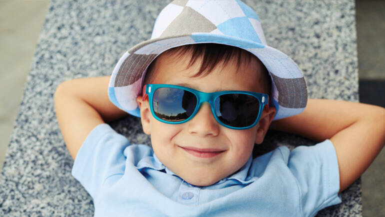 Crianças precisam de óculos de sol? Como proteger os olhos dos pequenos do sol