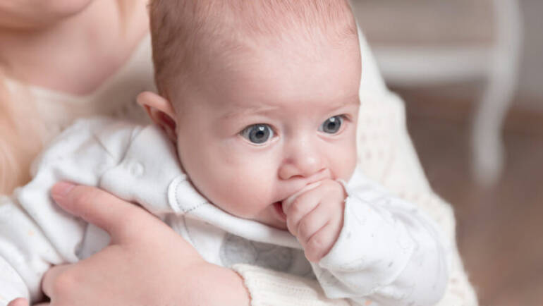 Desvio do olho em bebês é normal?