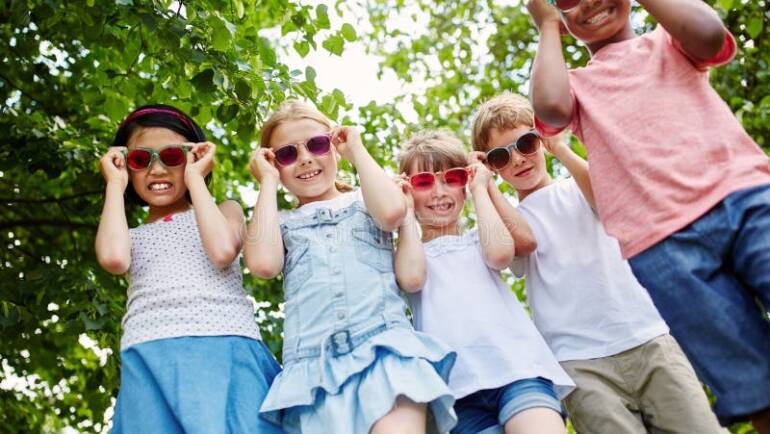 Dicas para proteger os olhos das crianças no verão