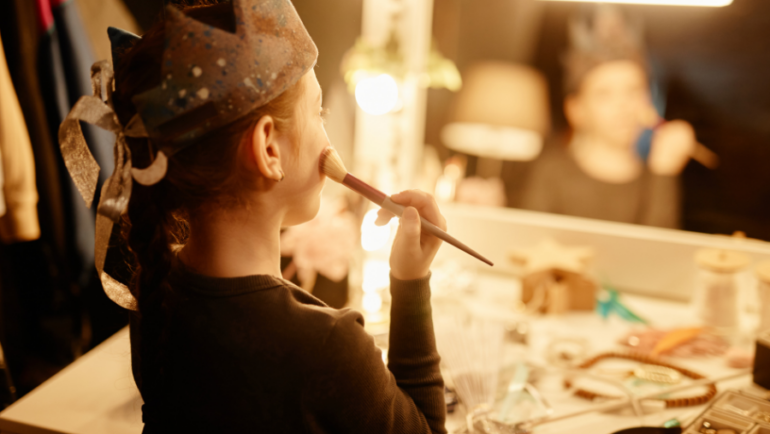 Uso de maquiagem em idade precoce aumenta risco de alergias nos olhos