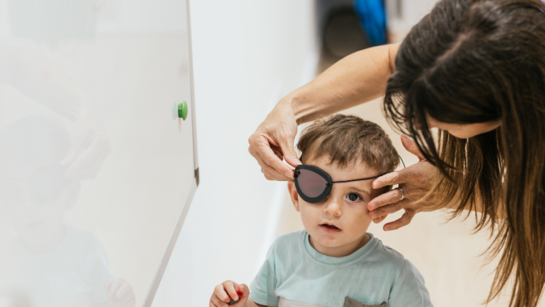 Uso de tampão para ambliopia é um desafio para pais e oftalmopediatras